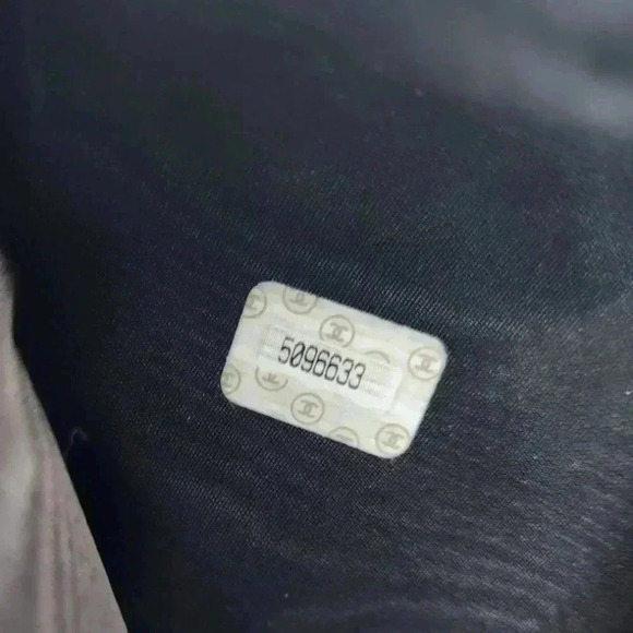 Chanel Caviar Interlocking CC Logo  TriFold Wallet - Picture 4 of 16